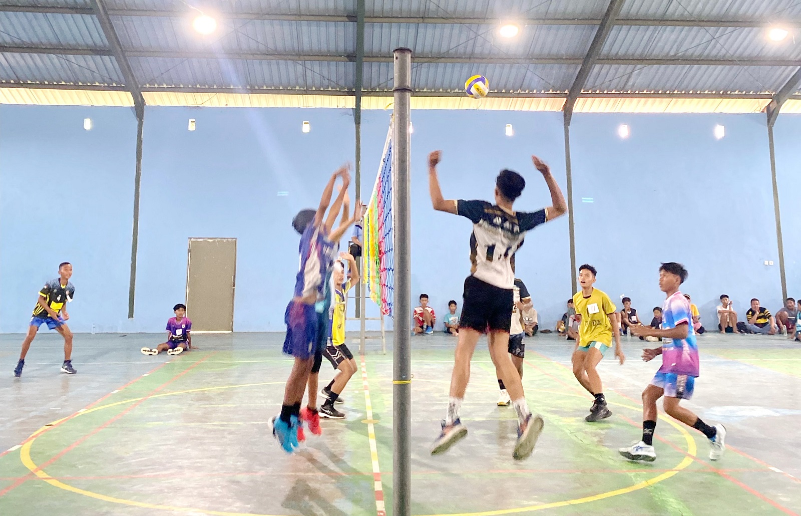 LINCAH: Sejumlah atlet binaan PBVSI mengikuti seleksi Kejurprov di GOR Pantes, Desa Pademawu Barat, Kecamatan Pademawu, Pamekasan, Minggu (5/1). (AYU LATIFAH/JPRM)