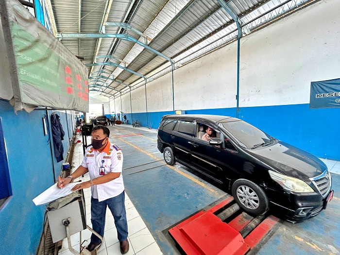 DIGRATISKAN: Petugas memeriksa uji kelayakan kendaraan di Kantor Dishub Bangkalan, Senin (6/1). (VIVIN AGUSTIN HARTONO/JPRM)