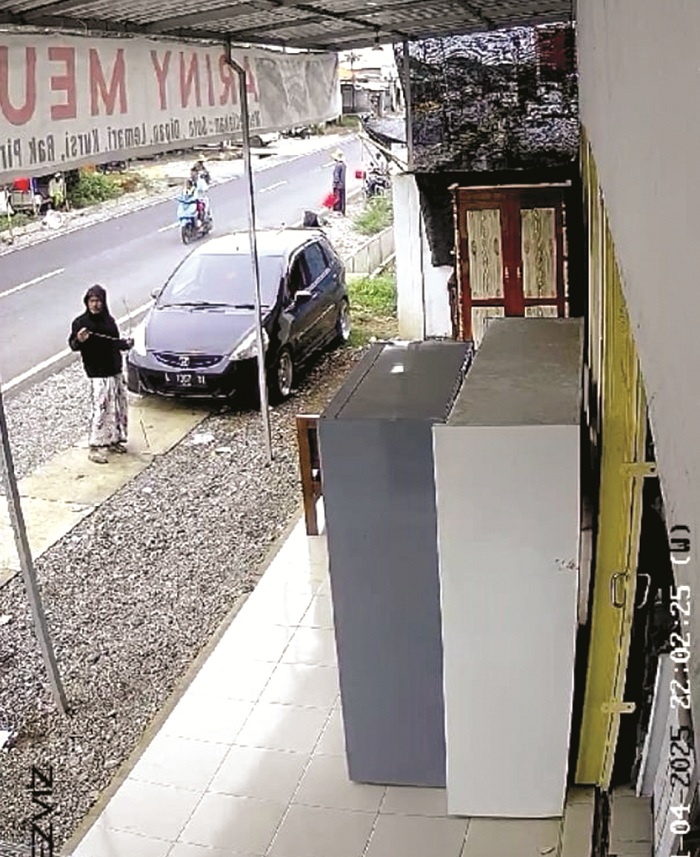 TERTANGKAP: Moh. Sholeh menjalankan aksinya di Desa Ketawang Karay, Kecamatan Ganding, Sumenep, Minggu (5/1). (TANGKAPAN LAYAR CCTV)
