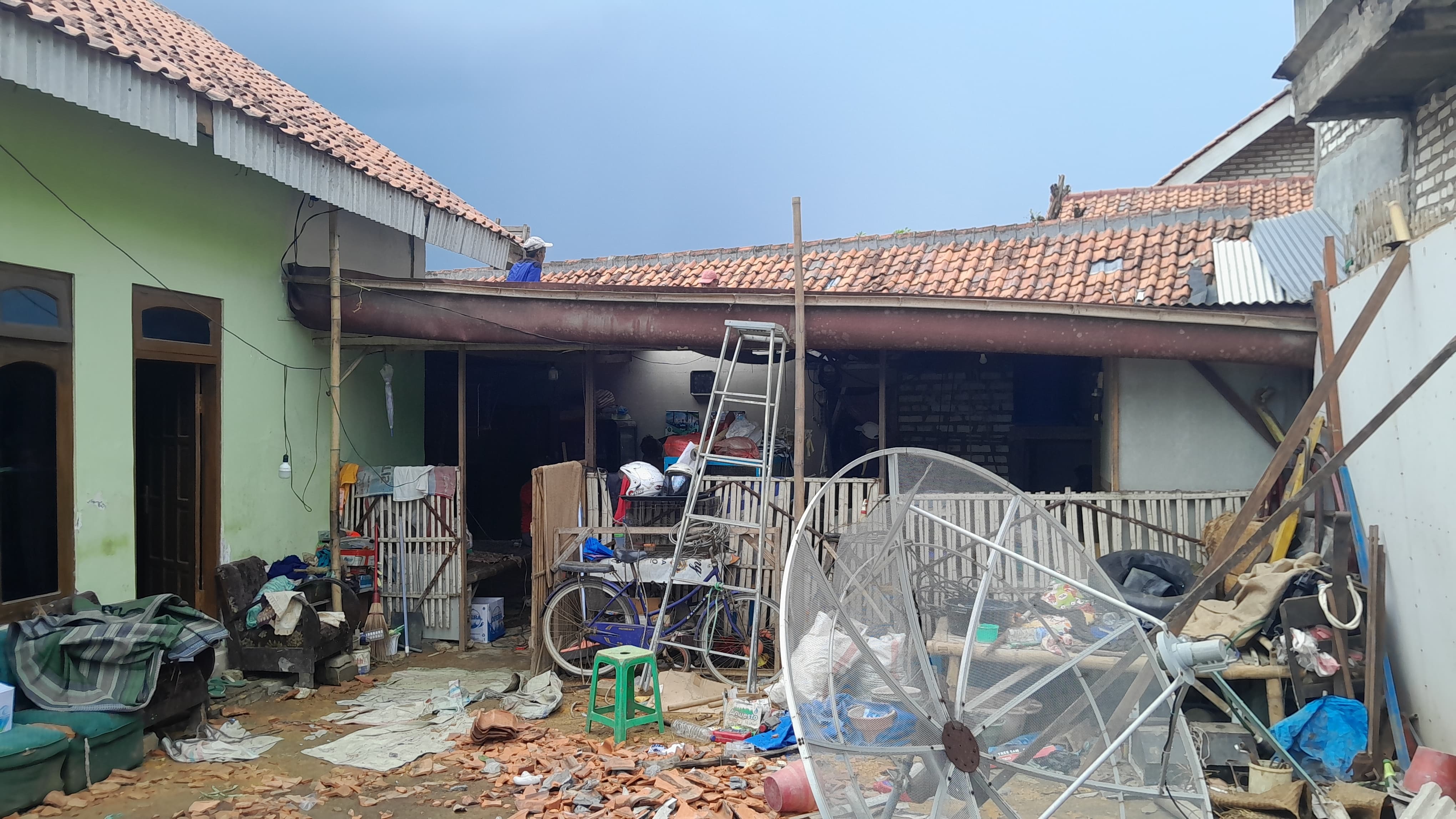 RUSAK: Rumah warga Panyepen, Desa Konang, terdampak bencana hidrometeorologi angin kencang, Sabtu (4/1). (KHOLIL RAMLI/JPRM)