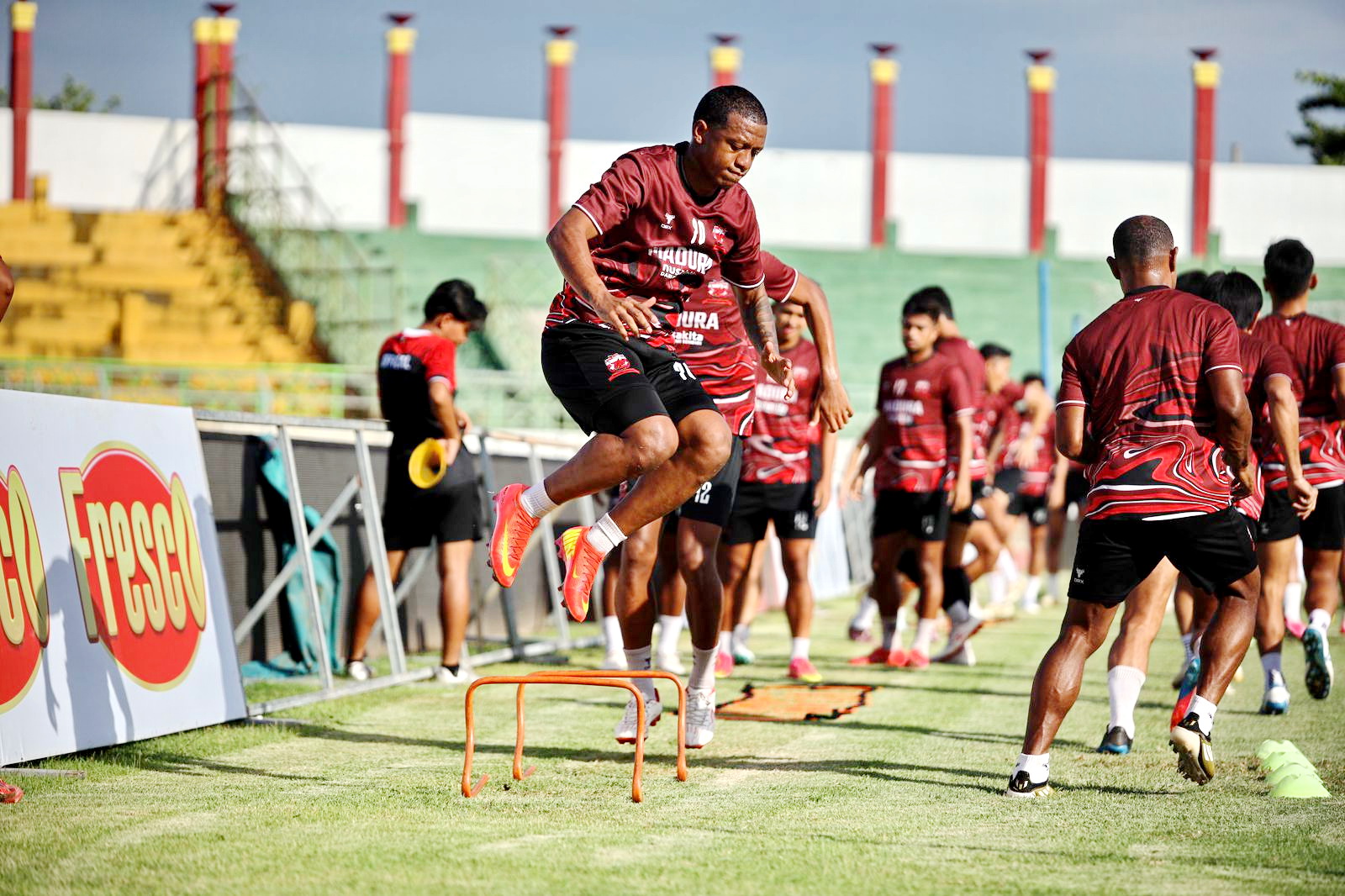 PEMANASAN: Rekrutan baru MU Brayan Angulo bergabung dalam sesi latihan di SGB Senin (6/1). (MADURA UNITED UNTUK JPRM)