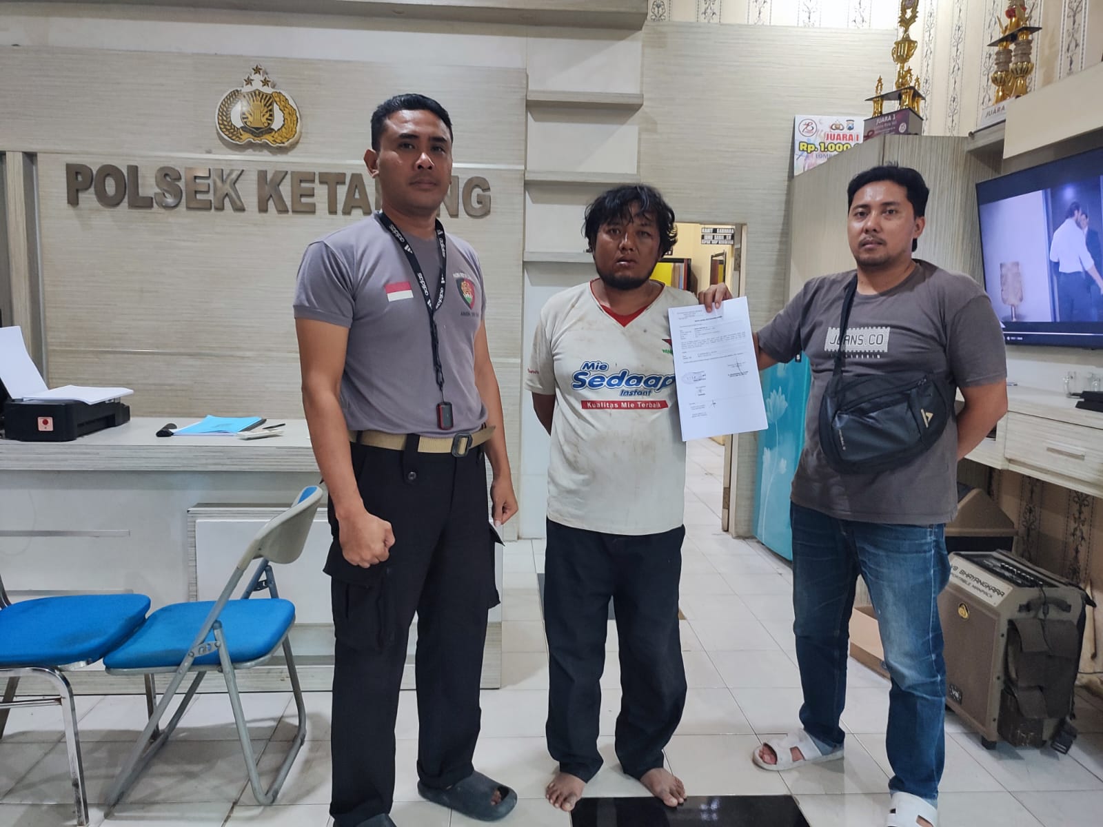 TAK BERKUTIK: Pelaku pencurian di Desa Ketapang Daya berisinial M sebelum dilimpahkan ke Polres Sampang, Minggu (5/1) malam.  (POLSEK KETAPANG UNTUK JPRM)