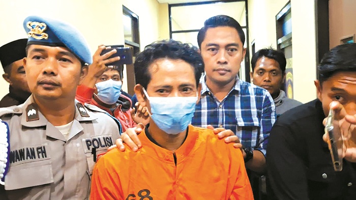 JADI SITAAN: Bambang Eko Iswanto digiring polisi dalam ungkap kasus narkoba yang menjeratnya di Mapolres Sumenep pada Kamis, 5 Desember 2024. (MOH. IQBAL/JPRM)