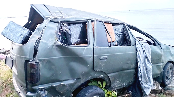 PENUH: Toyota Kijang KF80 SPR yang terlibat kecelakaan di jalan raya Desa Sejati, Kecamatan Camplong, Sampang, diduga bermuatan rokok ilegal Senin (6/1). (ISTIMEWA)