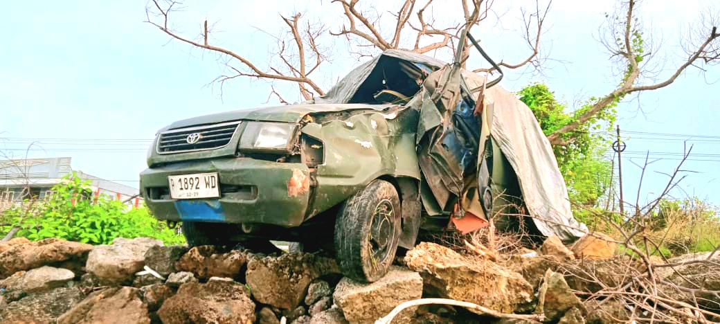 RUSAK PARAH: Toyota Kijang KF80 SPR biru metalik rusak parah dalam kecelakaan di jalan raya Desa Sejati, Kecamatan Camplong, Sampang, Senin (6/1). (ISTIMEWA)