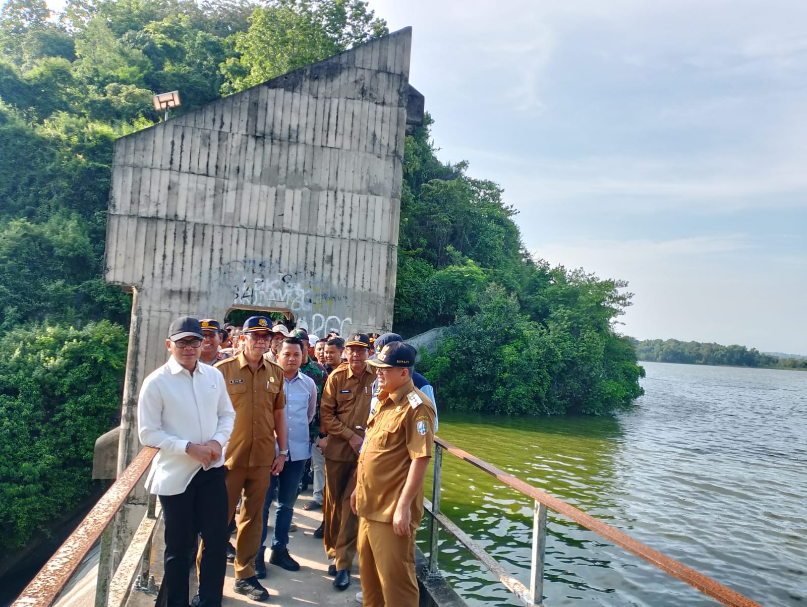 POTENSI: Wamendagri Bima Arya Sugiarto (baju putih, depan, kiri) didampingi Pj Bupati Sampang Rudi Arifiyanto (depan, kanan) saat berkunjung pada Waduk Klampis di Sampang