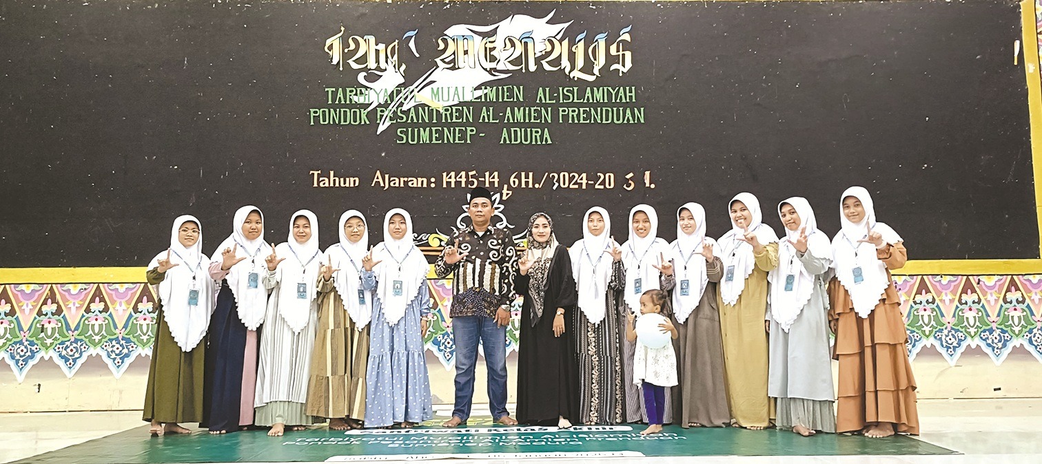 SUKSES: Pemred JPRM Lukman Hakim AG berfoto bersama panitia TMI Menulis 2025 di Geserna Pondok Pesantren Al-Amien Prenduan Minggu (5/1). (FOTO JPRM)
