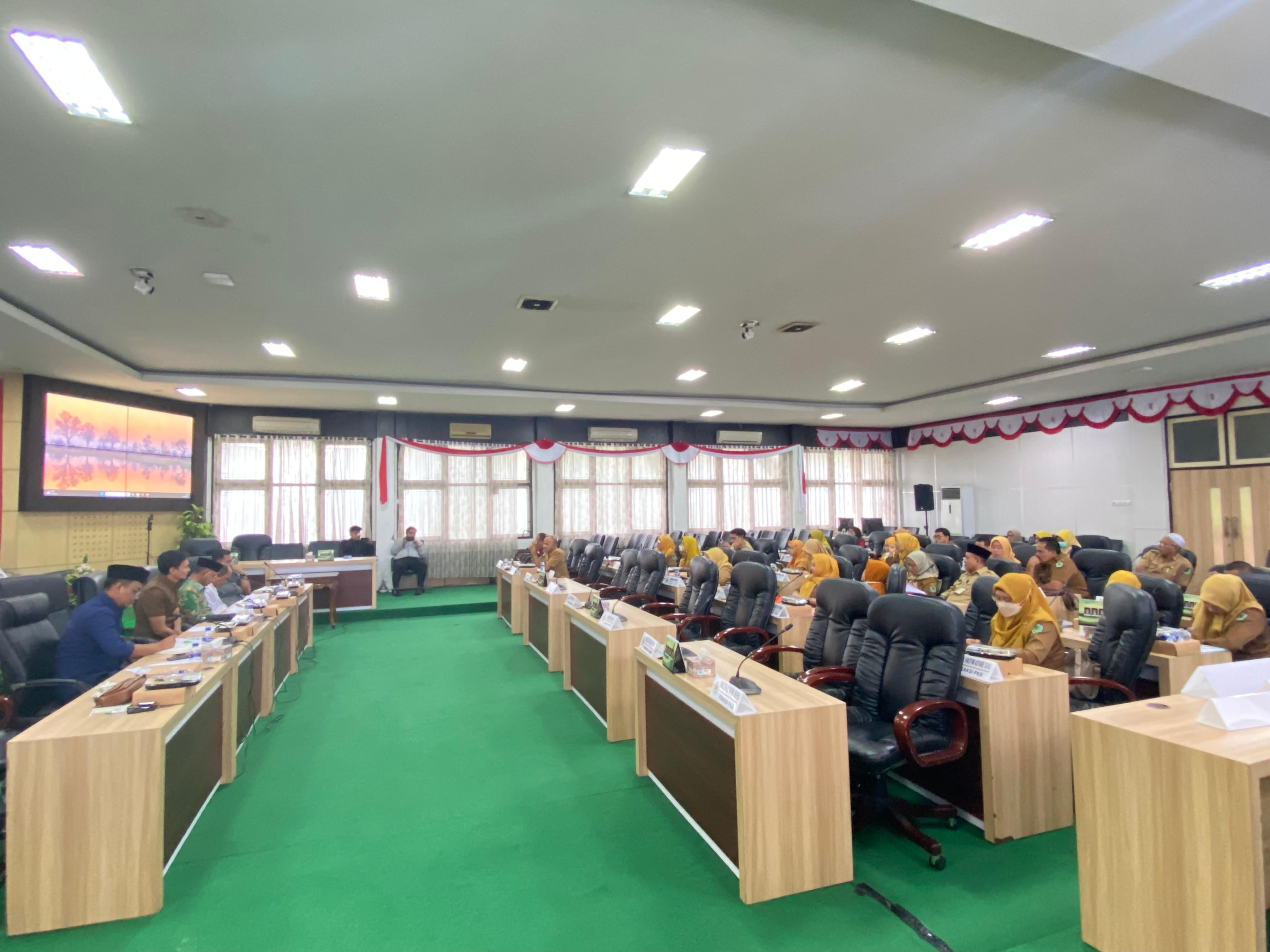 KOORDINASI: Pertemuan kepala puskesmas, RSUD Smart, dan dinkes bersama dengan Komisi IV DPRD Pamekasan kemarin. (AYU LATIFAH/JPRM)