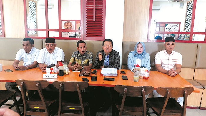 AKAN BERSIDANG: Kuasa Hukum Jimad Sakteh Mohammad Sholeh (tiga dari kanan) memberikan keterangan pers di Surabaya&nbsp;Selasa (7/1). (JUNAIDI PONDIYANTO/JPRM)