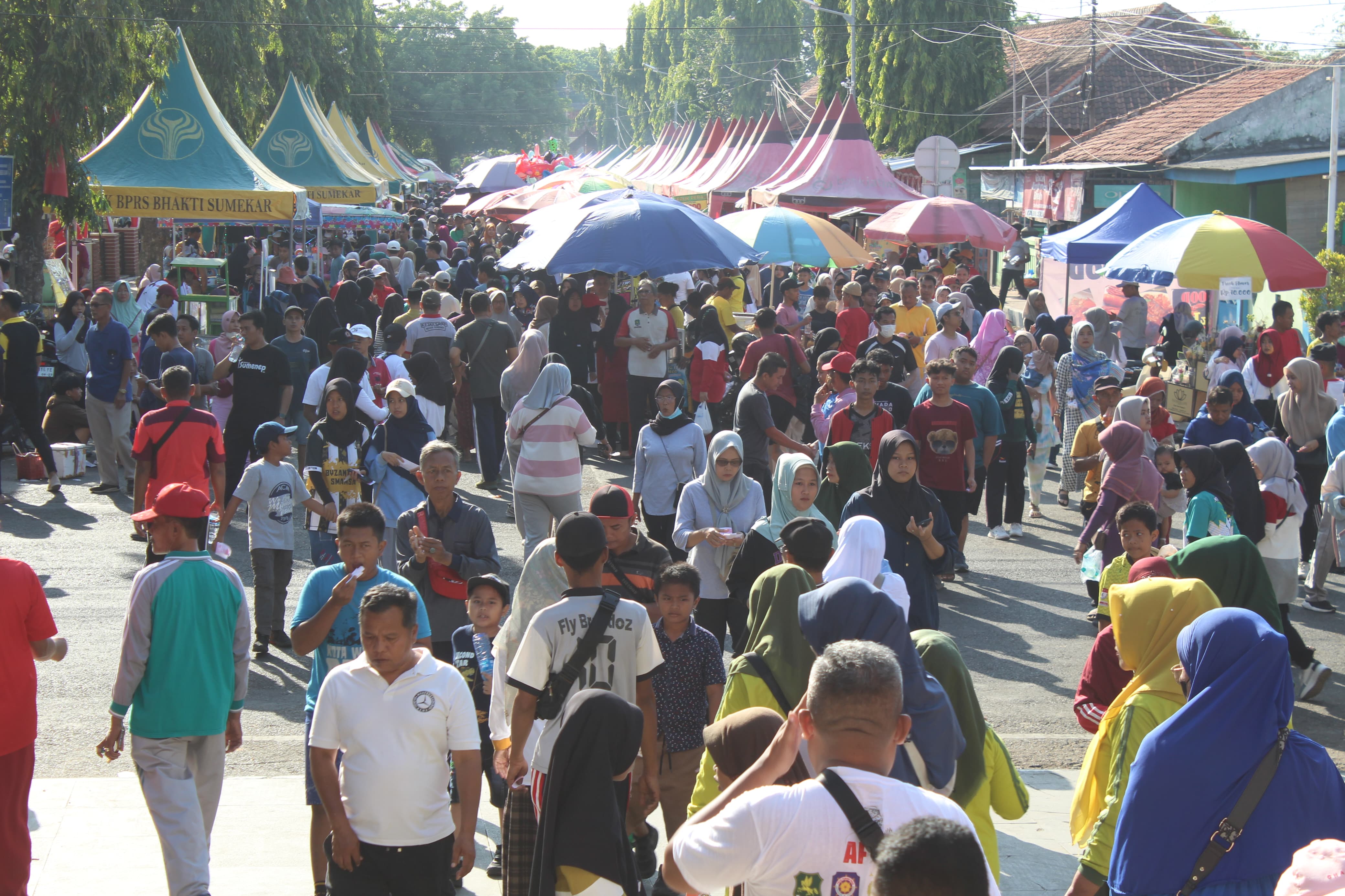 USAHA: Masyarakat memadati pasar UMKM pada care free day di area Taman Pottre Koneng Sumenep, Minggu (5/1). (MOH. LATIF/JPRM)