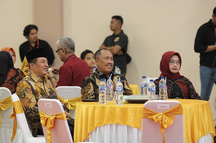 SATU MEJA: Kajari Sampang Fadilah Helmi (kanan) bersama Kajari Bangkalan Suhartono (tengah) dan Sekkab Sampang Yuliadi Setiyawan menghadiri Malam Anugerah Madura Awards 2024 di Sentra IKM Bangkalan.