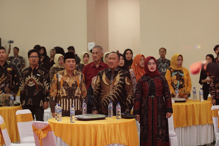 NASIONALIS: Kajari Sampang Fadilah Helmi bersama Kajari Bangkalan Suhartono dan Sekkab Sampang Yuliadi Setiyawan serta undangan menyanyikan lagu Indonesia Raya pada Malam Anugerah Madura Awards 2024.