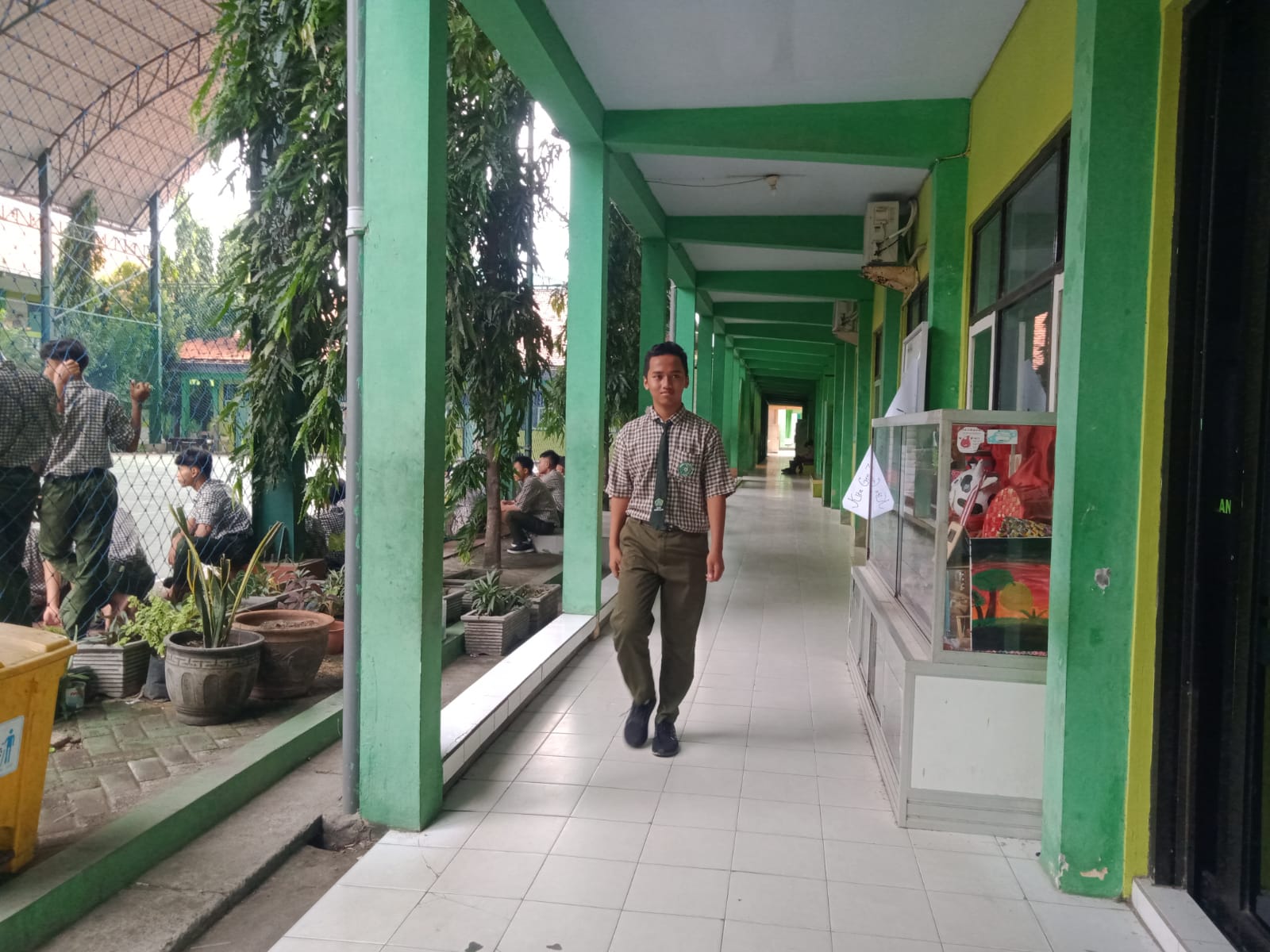 JAM ISTIRAHAT: Siswa MAN Bangkalan beraktivitas di halaman lembaganya di Jalan Soekarno-Hatta Bangkalan, Kamis (5/12). (IMAMUDIN/JPRM)