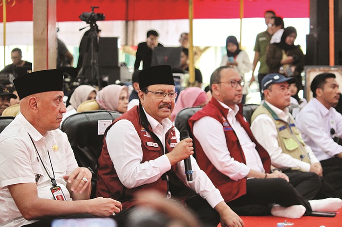 BERSAHAJA: Mensos Saifullah Yusuf (dua dari kiri) didampingi Pj Bupati Bangkalan Arief M. Edie saat bertemu dengan ratusan PKH se-Madura di Pendopo Agung Rabu (8/1). (VIVIN AGUSTIN HARTONO/JPRM)