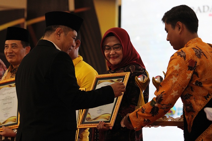 APRESIASI: Kajari Sampang Fadilah Helmi menerima penghargaan Perempuan Inspiratif Madura Awards 2024 dari Direktur JPRM Abdul Aziz di Sentra IKM Bangkalan, Jumat (20/12). (VIVIN AGUSTIN HARTONO/JPRM)