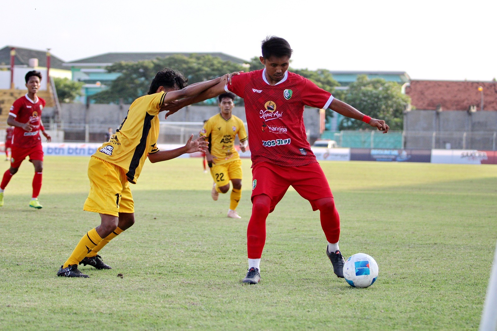 KERAS: Pemain Persesa Sampang (merah) mendapat gangguan dari penggawa CMM dalam pertandingan Liga 4 Jatim yang digelar di SGB Selasa (7/1). (VIVIN AGUSTIN HARTONO/JPRM)
