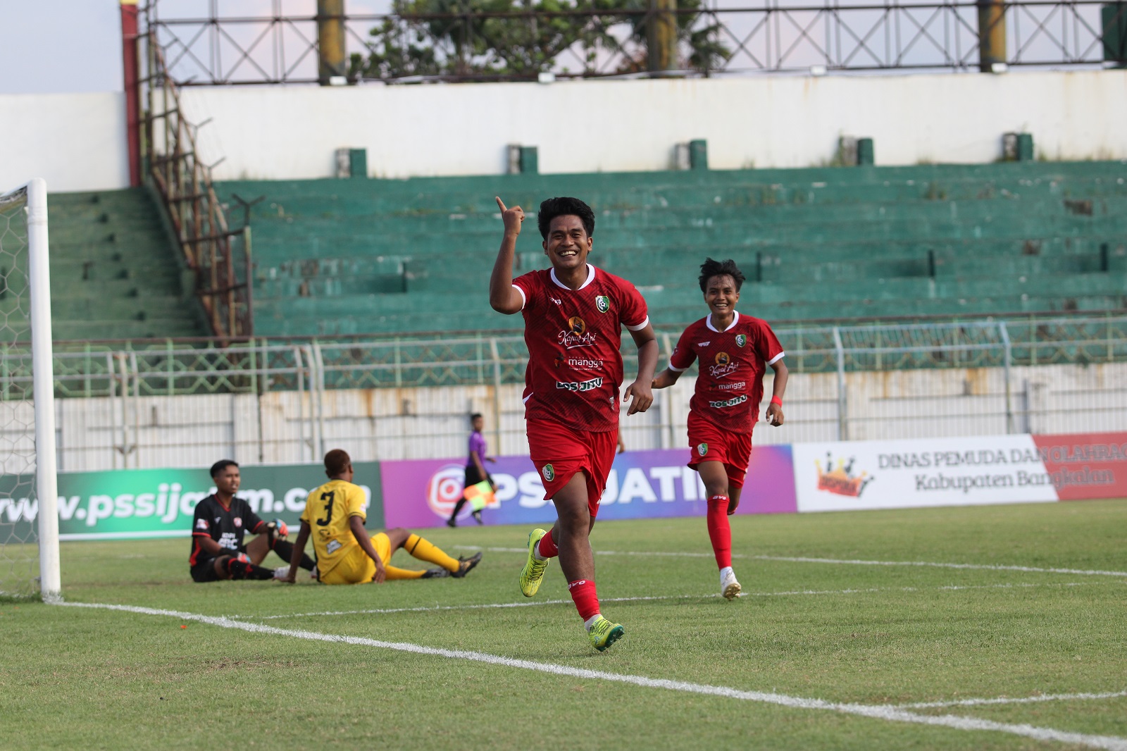 TAJAM: Bremora Anzes Damara merayakan gol yang dicetak saat menghadapi Cahaya Madura Muda (CMM) di Stadion Gelora Bangkalan, Selasa (7/1). (VIVIN AGUSTIN HARTONO/JPRM)