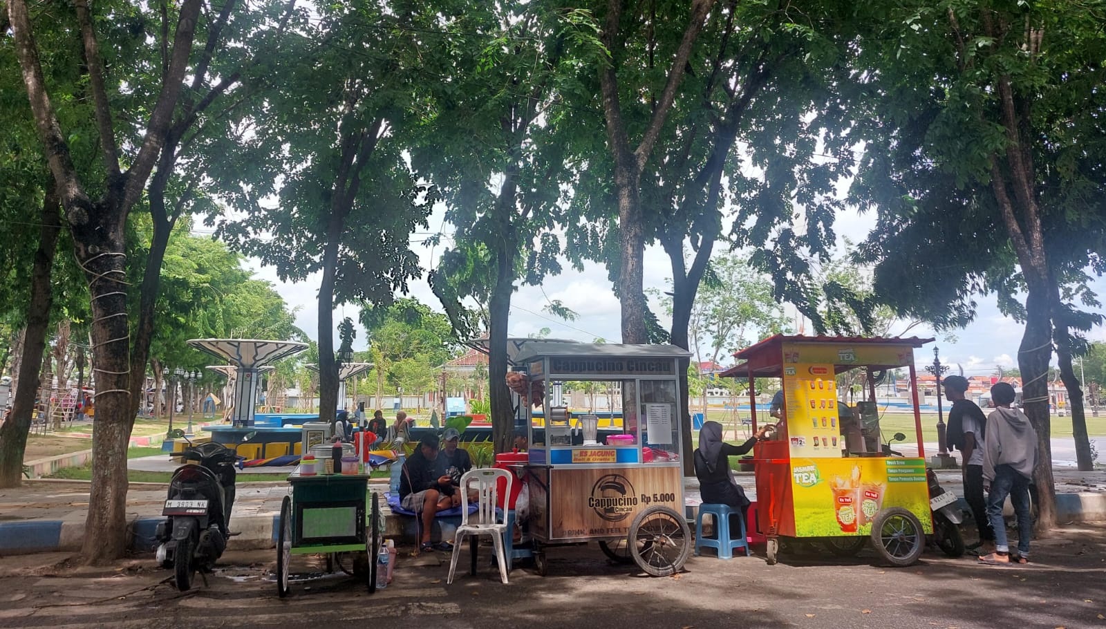 PUSAT EKONOMI: PKL tengah berjualan di sekitar Alun-Alun Trunojoyo, Jalan Wijaya Kusuma, Kota Sampang, Rabu (8/1). (JUNAIDI PONDIYANTO/JPRM)