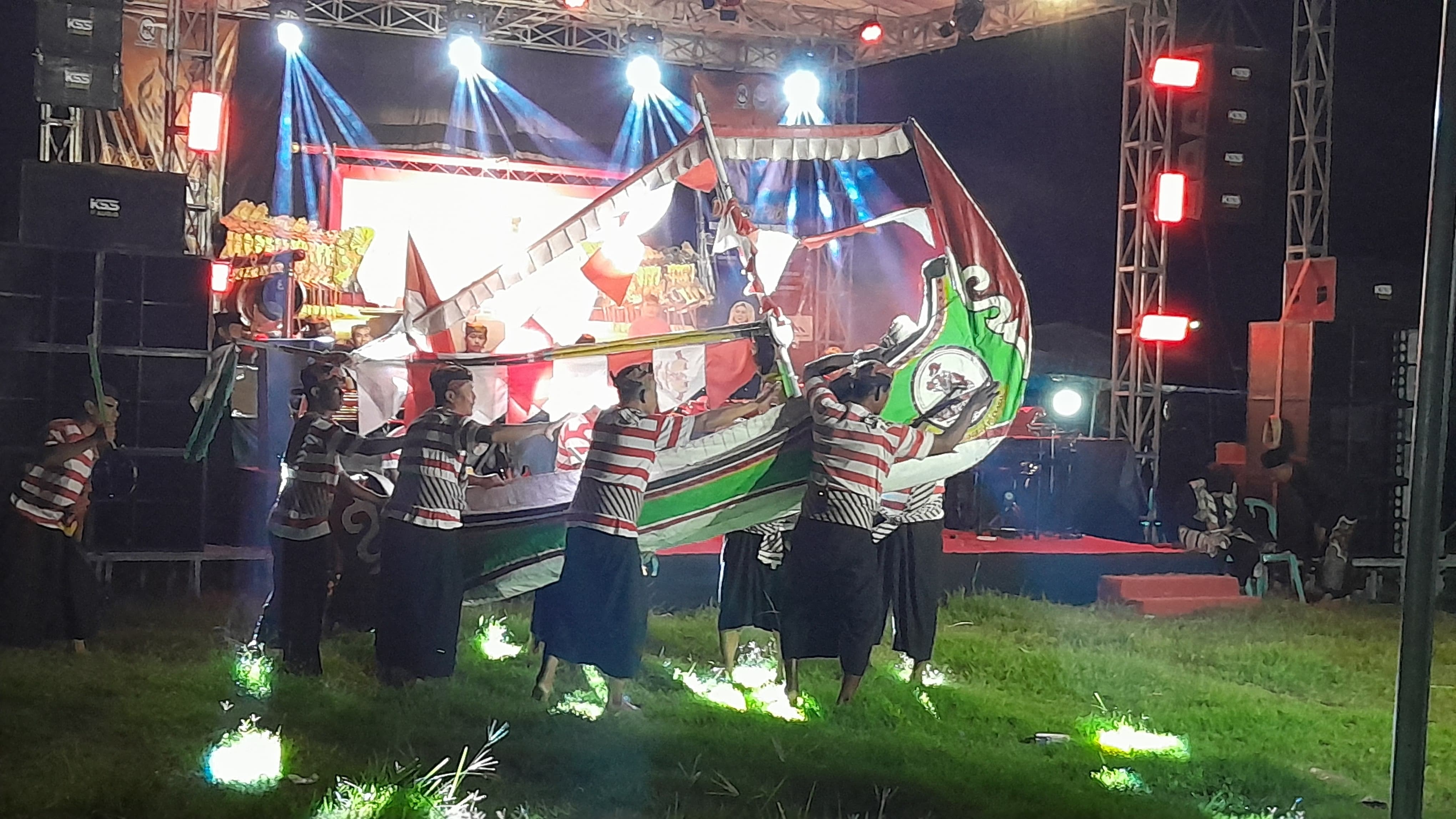 LESTARI: Komunitas tari dh&acirc;ngg&acirc;&rsquo; tampil dalam acara sarasehan budaya di Lapangan Sedangdang, Pamekasan, Sabtu (4/1) malam. (KHOLIL RAMLI/JPRM)