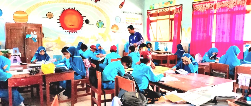 AKTIF: Siswa SDN Gunung Sekar 2 Sampang mengikuti KBM di sekolahnya Kamis (9/1). (MAULID HIDAYAT/JPRM)