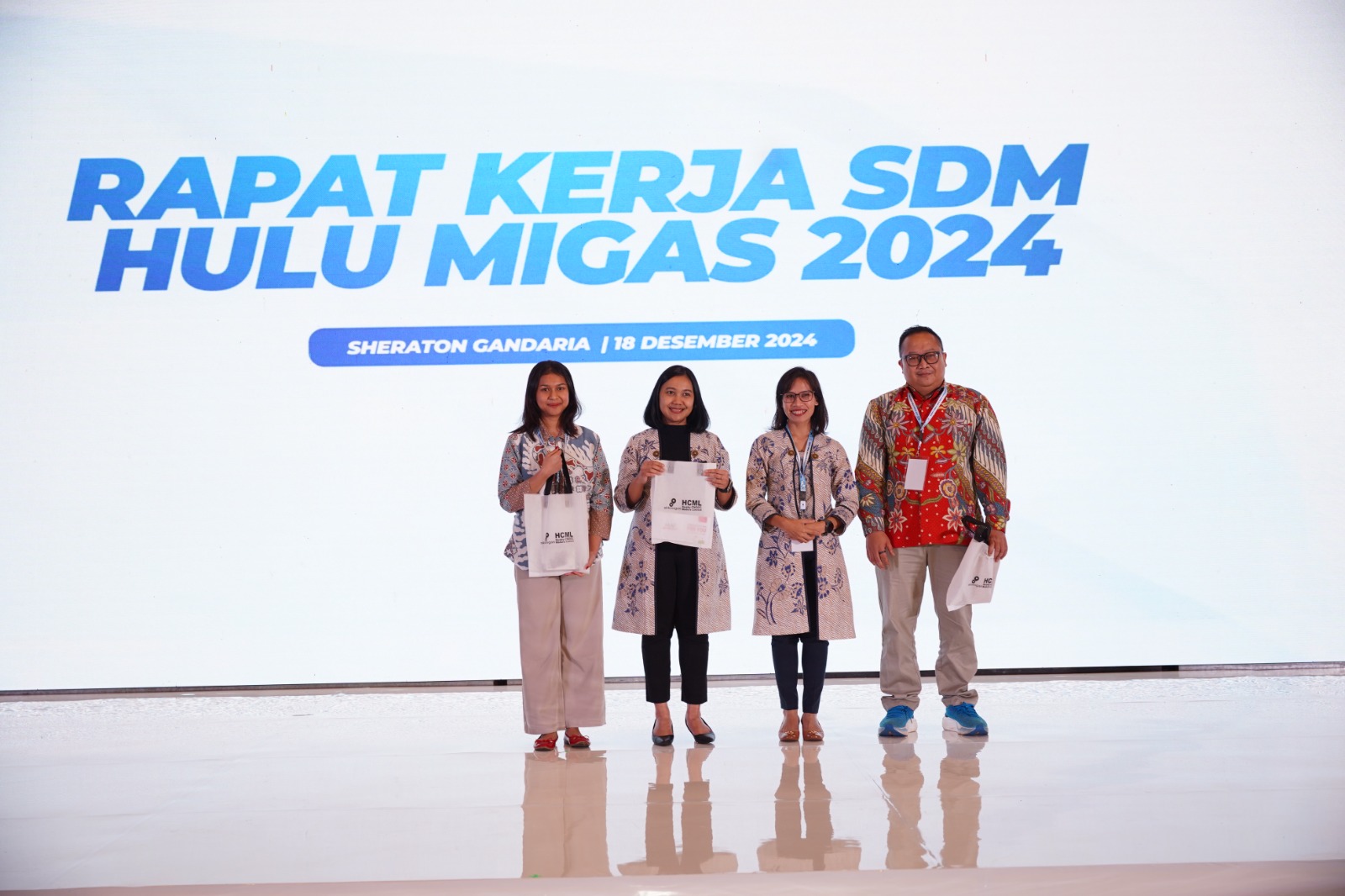 Manager HR&GA HCML, Tara Indira (kedua dari kanan), berfoto bersama para pemenang di acara Raker SDM Hulu Migas Akhir Tahun 2024 di Jakarta.
