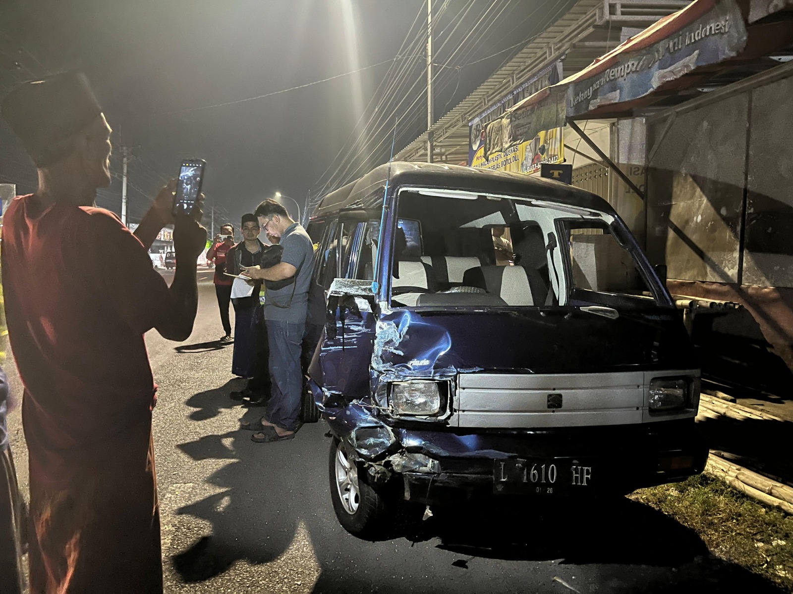 RUSAK BERAT: Anggota Satlantas Polres Bangkalan dan warga mengecek mobil Carry yang terlibat laka lantas di Kecamatan Burneh, Bangkalan, Jumat (13/12/24). (ZEINAL ABIDIN/JPRM)