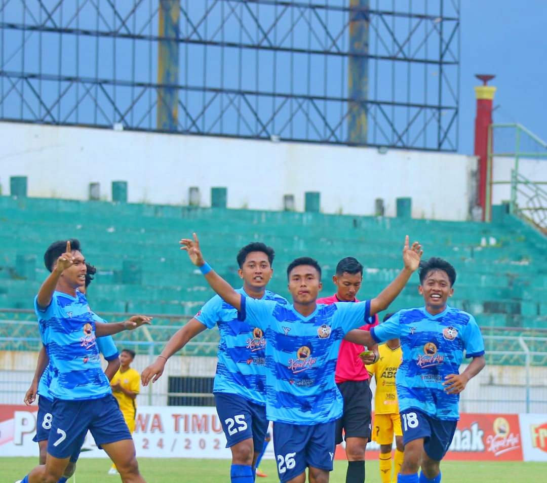 ROBEK GAWANG LAWAN: Pemain Persepam Pamekasan M. Faiz Faizal Rahman merayakan gol yang dicetak ke gawang Cahaya Madura Muda (CMM) di Stadion Gelora Bangkalan, Sabtu (11/1).
