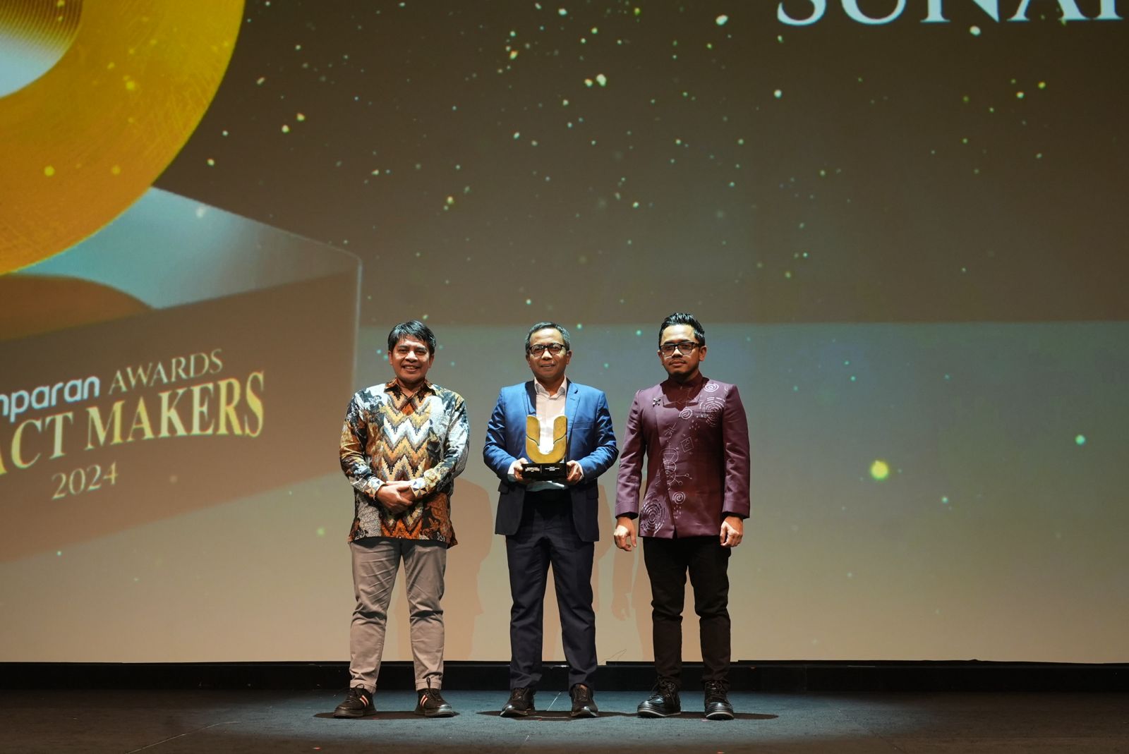 DEDIKASI TINGGI: Direktur Utama BRI, Sunarso menerima anugerah dari Kumparan Award 2024.