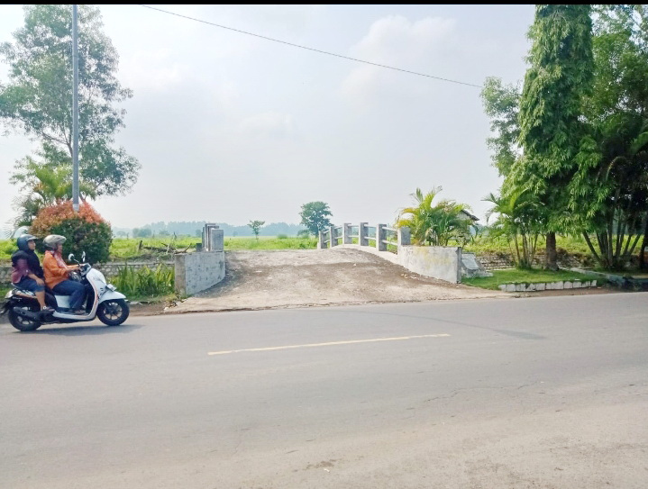 TARGET PAD SUSUT: Pengendara melintas di sekitar bantaran sungai yang ada di ruas Jalan Halim Perdanakusuma, Bangkalan, Sabtu (23/11/2024). (IMAMUDIN/JPRM)