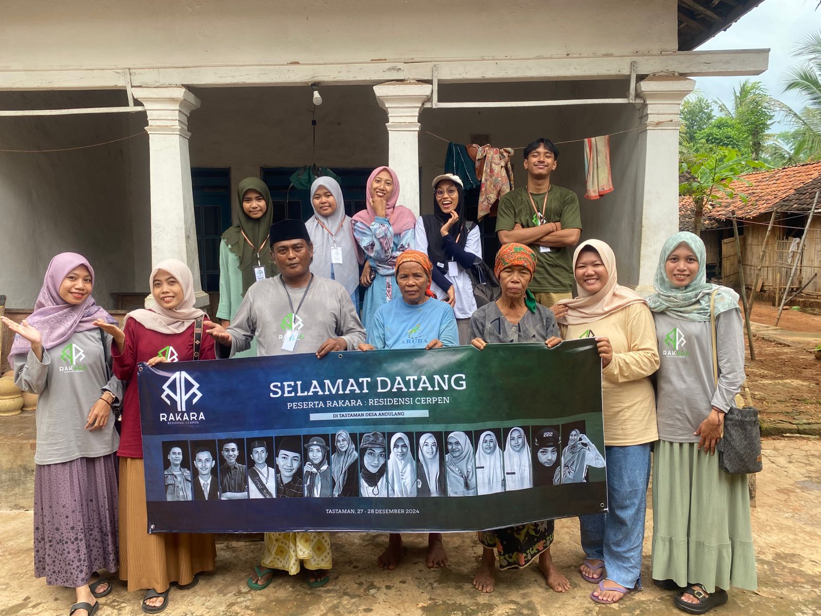 ANTUSIAS: Peserta Residensi Cerpen &rdquo;RAKARA&rdquo; berfoto bersama pelaku usaha gerabah tembikar di Desa Andulang, Kecamatan Gapura, Sumenep.
