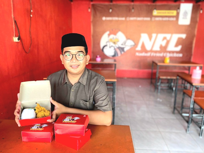 BERHASIL: Nadzif Hamdanillah menunjukkan produk fried chicken di kedainya Desa Blumbungan, Kecamatan Larangan, Pamekasan, Sabtu (4/1). (AYU LATIFAH/JPRM)