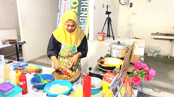 PEDAS GURIH: Rohasiatul Munawarah mengolah jigor di Food Colony, Jalan Kesehatan, Pamekasan, Senin, 30 Desember 2024. (AYU LATIFAH/JPRM)
