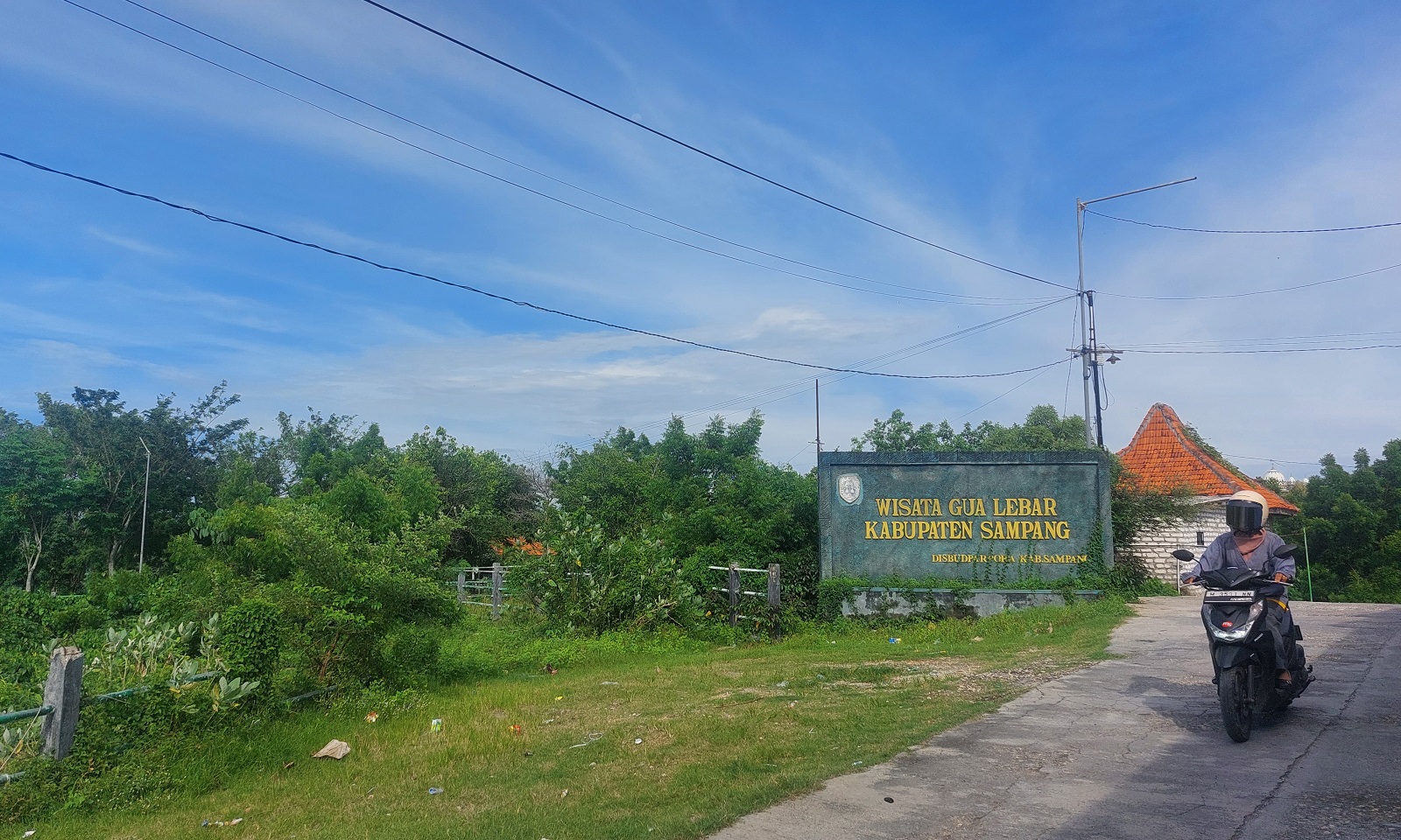 DITUTUP: Warga berada di area wisata Goa Lebar di Kelurahan Rongtengah, Kecamatan Sampang, Kamis (9/1). (JUNAIDI PONDIYANTO/JPRM)