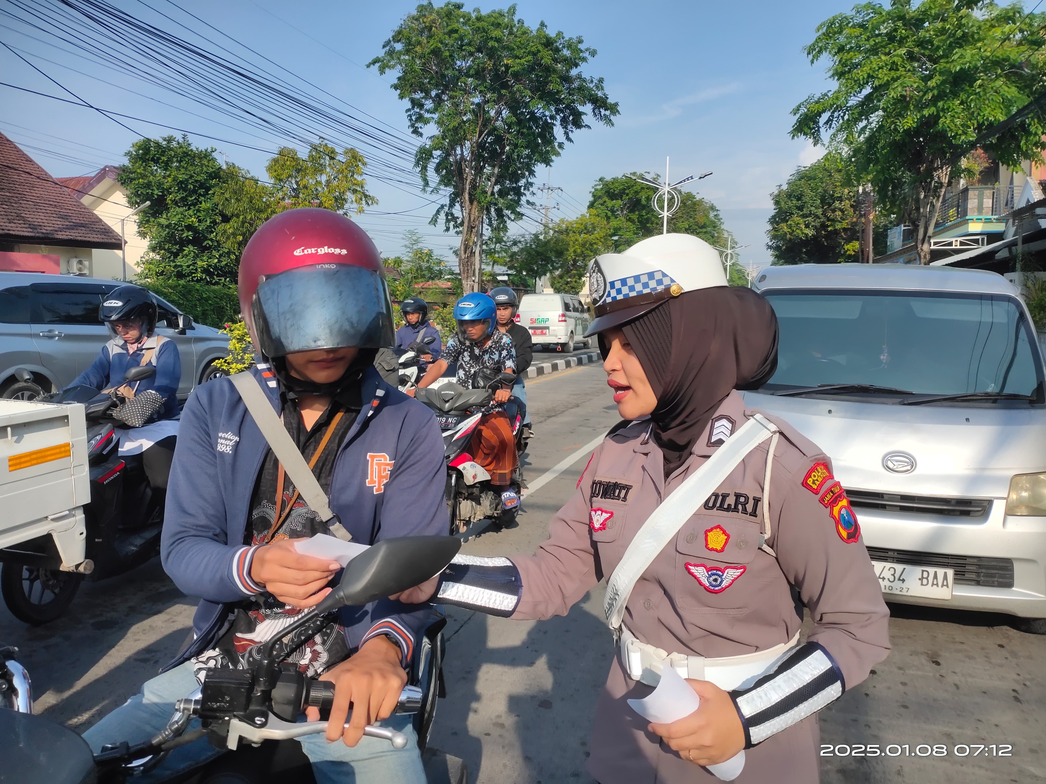 PROAKTIF: Polwan melakukan sosialisasi tertib berlalu lintas di Jalan Jaksa Agung Suprapto, Kelurahan Gunung Sekar, Kecamatan Kota Sampang, Rabu (8/1). (SATLANTAS UNTUK JPRM)