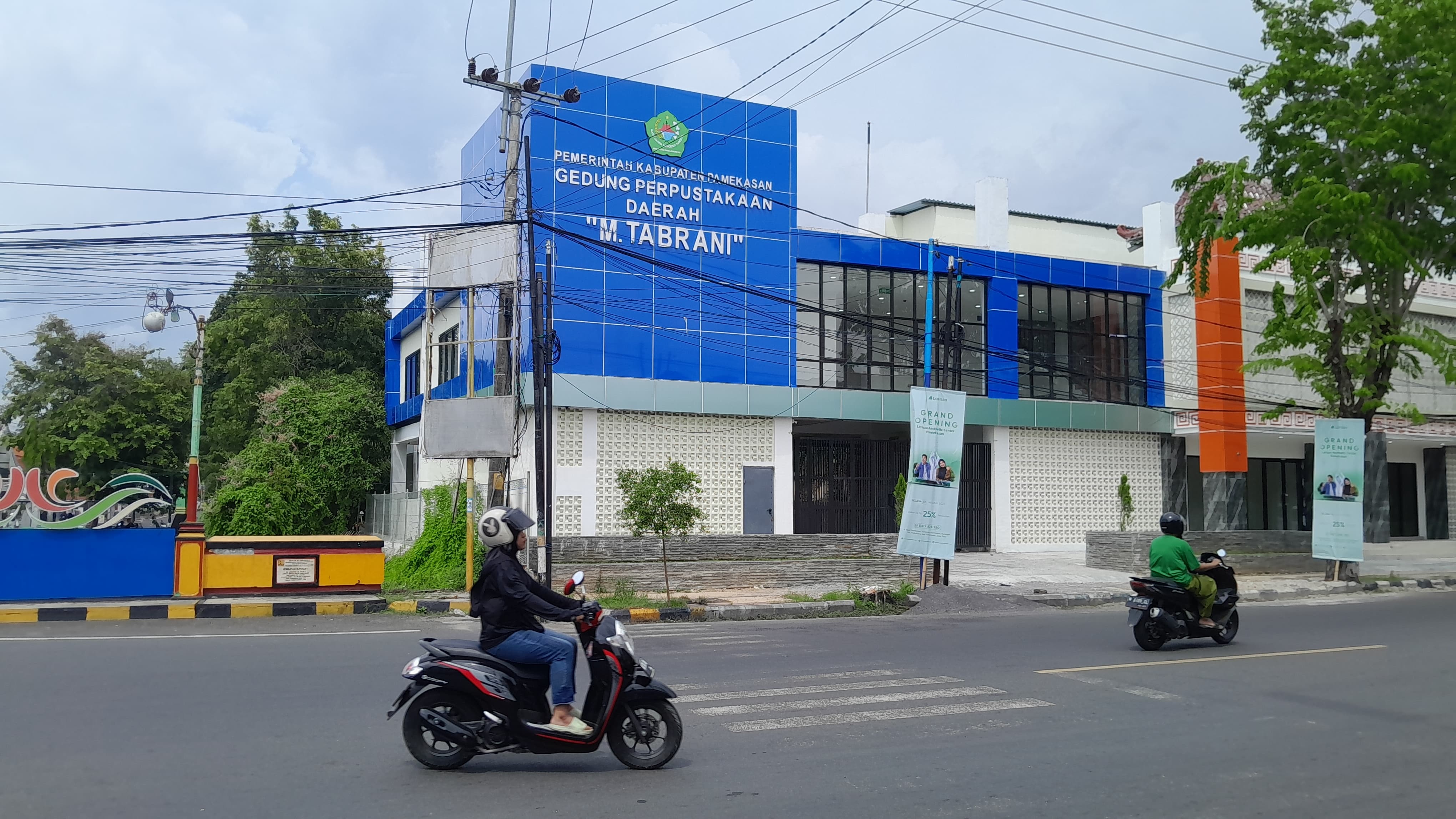 BELUM BEROPERASI: Pengendara motor melintas di depan Perpustakaan Daerah M. Tabrani Pamekasan kemarin. (M. KHOLIL RAMLI/JPRM)