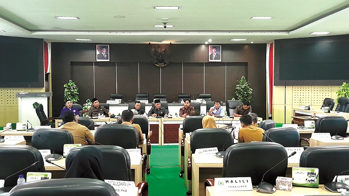 FOKUS: Komisi II DPRD Pamekasan menggelar rapat dengan organisasi perangkat daerah (OPD) terkait penataan pedagang kaki lima Senin (13/1). (M. KHOLIL RAMLI/JPRM)