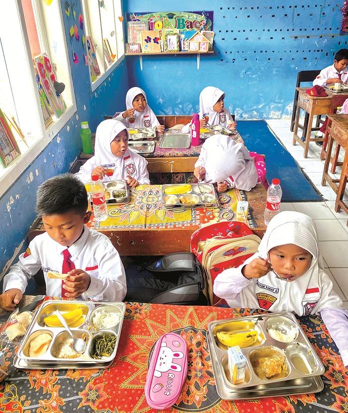 LAHAP: Siswa SDN Barurambat Kota 1 Pamekasan menyantap makanan Senin (13/1). (MOH. IQBAL AFGANI/JPRM)