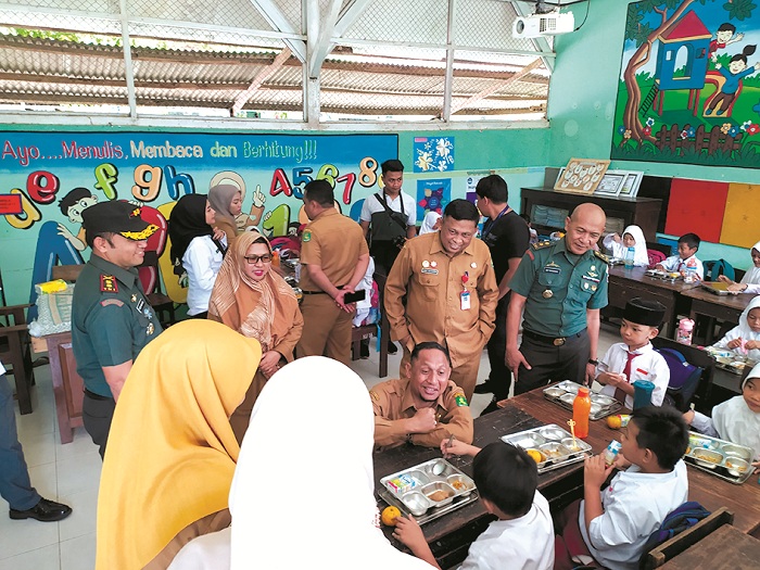 MENDUKUNG: Kepala Dispendik Sumenep Agus Dwi Saputra, Dandim 0827 Letkol Inf Yoyok Wahyudi, Kepala DLH Arif Susanto bersama pimpinan OPD lain meninjau penyaluran MBG perdana di SDN Pandian 1.