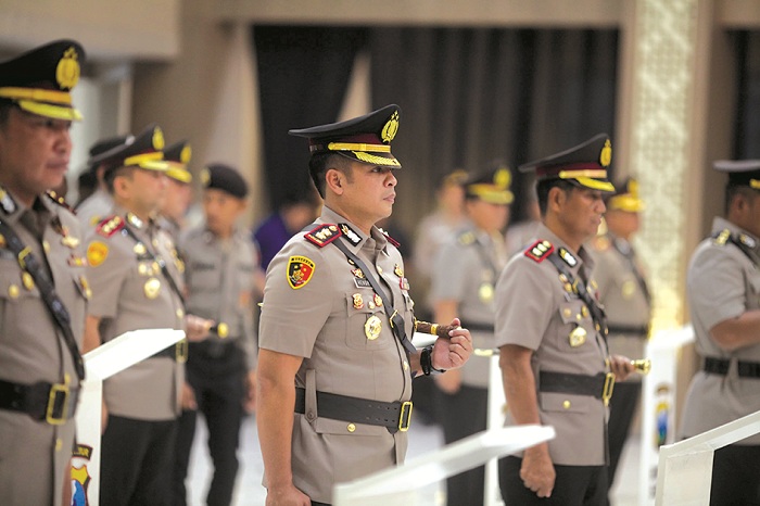 SAH: AKBP Hendro Sukmono dan AKBP Hartono mengikuti proses sertijab di Gedung Mahameru Polda Jatim Selasa (14/1). (ISTIMEWA)
