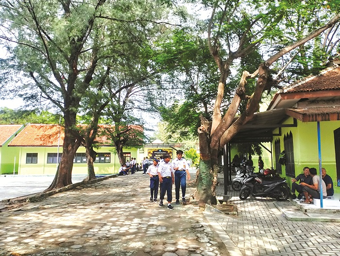 ISTIRAHAT: Siswa berjalan santai di halaman SMPN 1 Camplong, Sampang, Selasa (14/1). (UBAIDILLAHIR RAIE/JPRM)