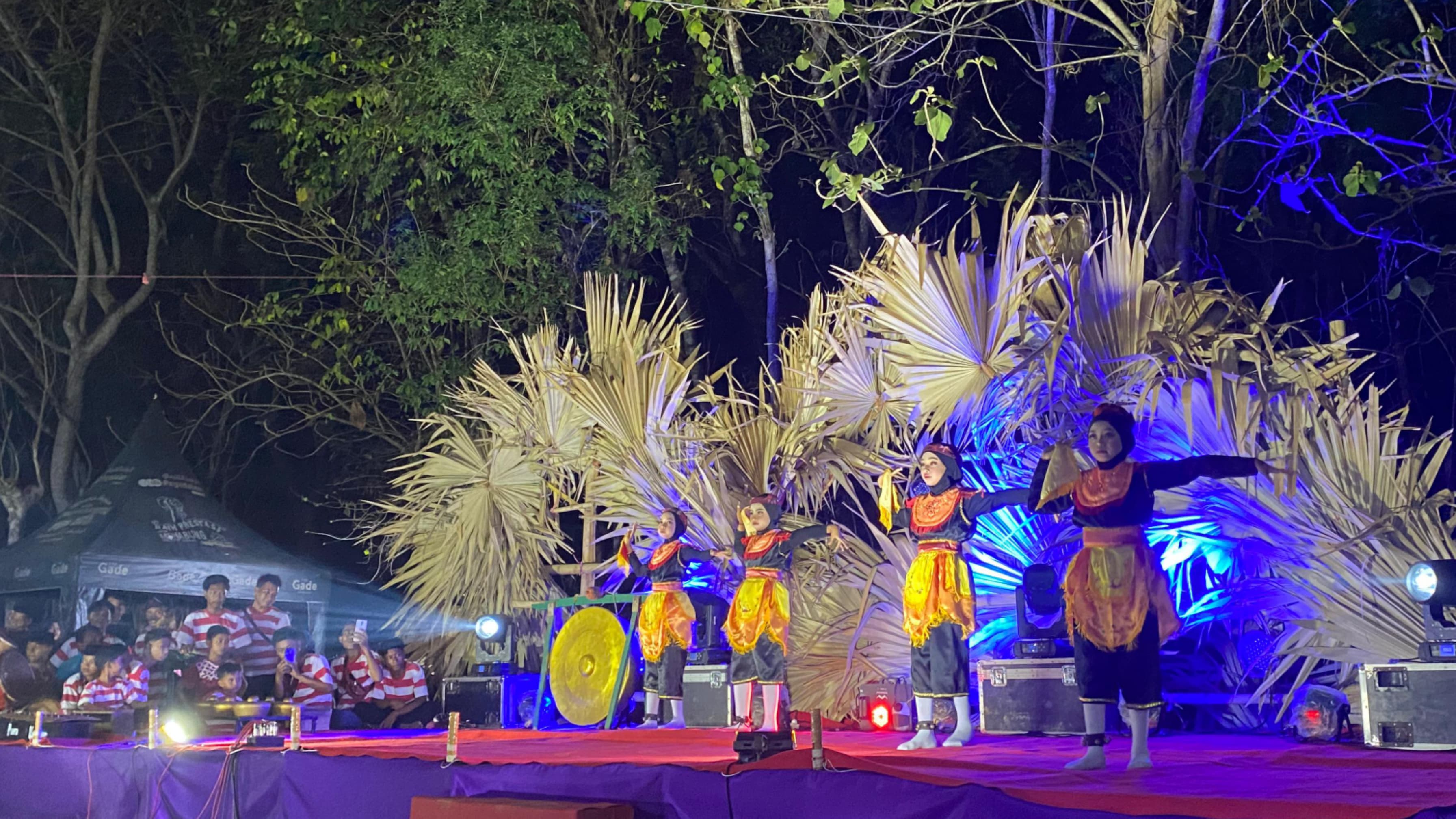 MENGHIBUR: Penampilan tari rondhing dalam Festival Taneyan Lanjang Pamekasan, Oktober tahun lalu. (AYU LATIFAH/JPRM)
