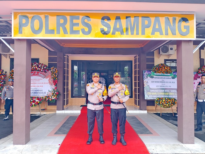 PRESISI: Kapolres Sampang AKBP Hartono (kanan) berfoto dengan Kapolres Bangkalan (kiri) AKBP Hendro Sukmono setelah apel kesatuan dan serah terima jabatan Kapolres Sampang di mapolres, Rabu (15/1).