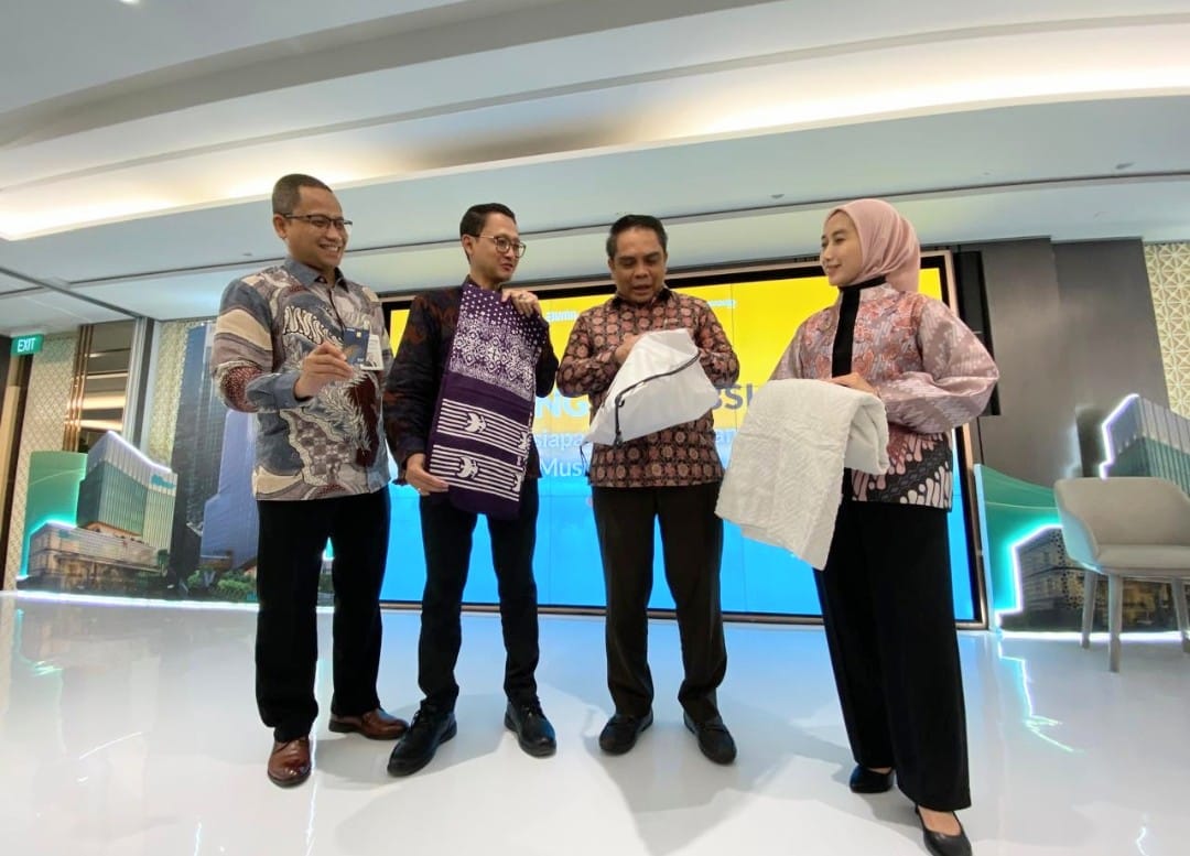 Direktur Sales & Distribution BSI Anton Sukarna bersama dengan SVP Corporate Secretary & Communication BSI Wisnu Sunandar, SVP Islamic Ecosystem BSI M Syukron Habiby menunjukkan kain ihram.