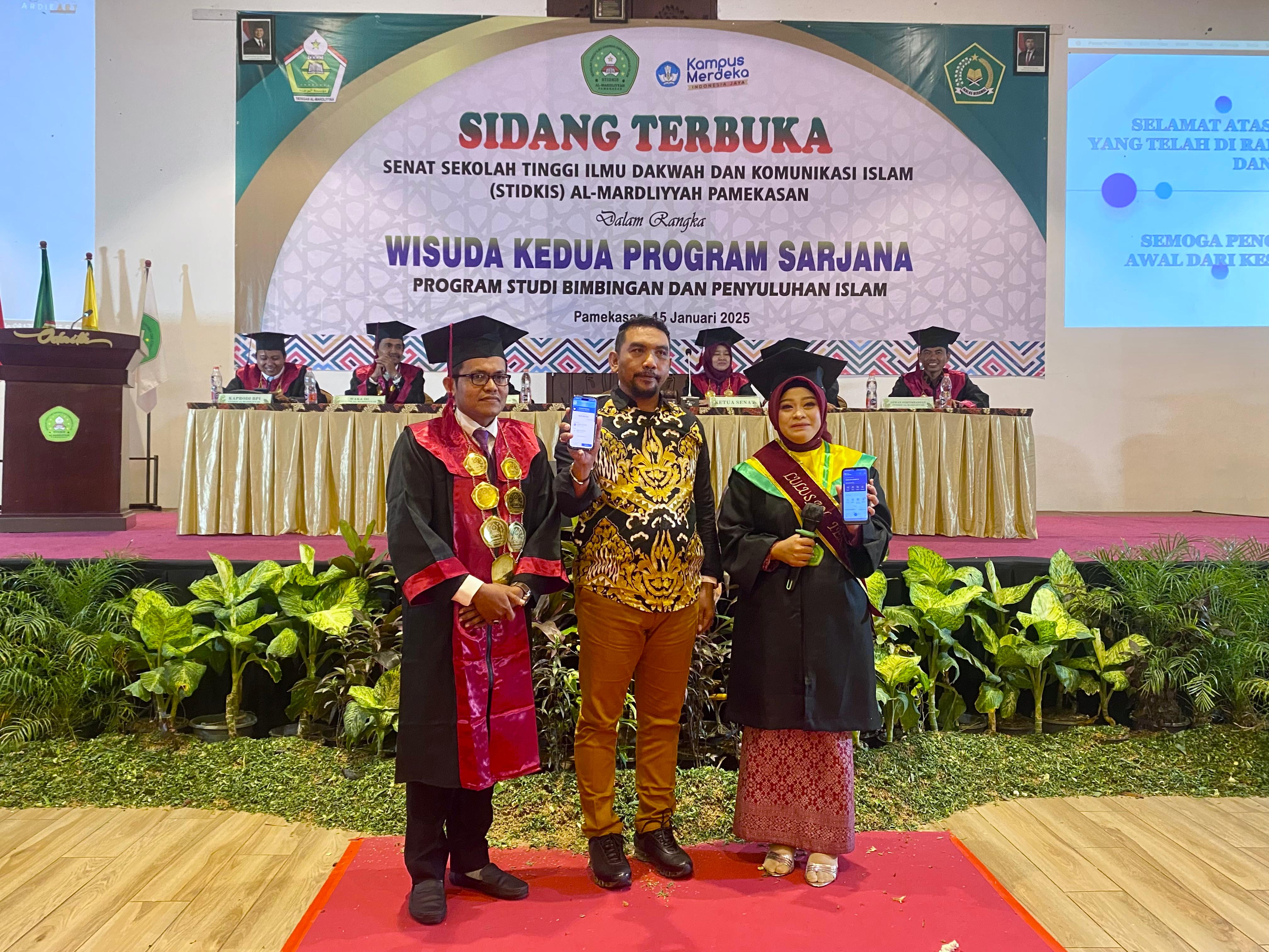 HADIAH UMROH: Direktur CV Jawara Internasional Djaya Marsuto Alfianto didampingi Ketua STIDKIS Al-Mardliyyah Pamekasan Yanto, S.Pd.I., M.A bersama wisudawan terbaik Waqiatus Zahrah, Rabu (15/1/2025).