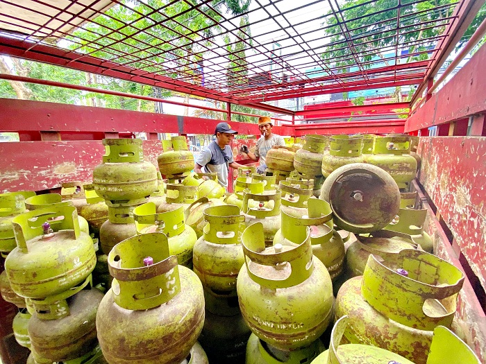 SUBSIDI: Petugas menurunkan tabung gas elpiji dari atas truk yang terparkir di depan agen Jalan Jokotole, Pamekasan, Rabu (15/1). (AYU LATIFAH/JPRM)