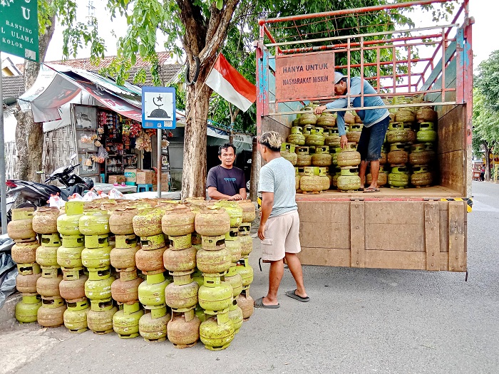 HARGA NAIK: Para pekerja menurunkan elpiji 3 kg di Jalan Trunojoyo, Desa Kolor, Kecamatan Kota sumenep, Rabu (15/1). (ERWIN MAULIDIN MM/JPRM)