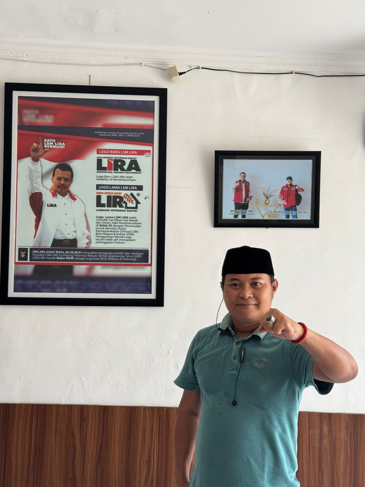 KARISMATIK: Mahmudi Ibnu Khotib saat berada di kantor DPW Lira Jatim.