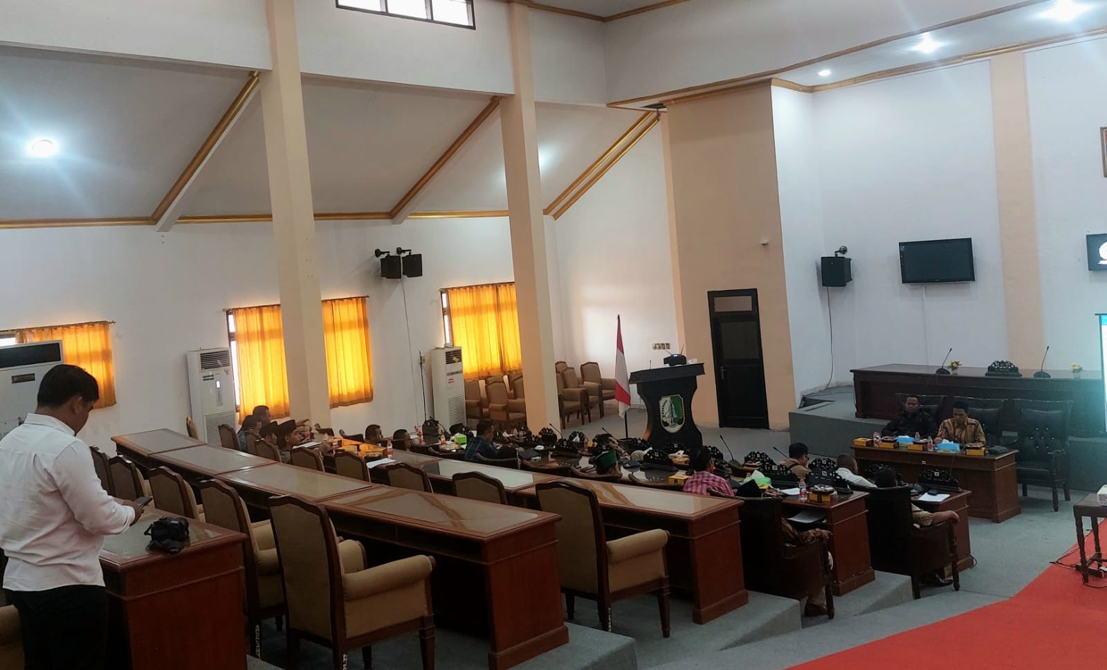 BELUM FINAL: Ketua Bapemperda DPRD Sampang Mohammad Faruk (kanan) memimpin rapat di kantor dewan, Senin (13/1). (JUNAIDI PONDIYANTO/JPRM)