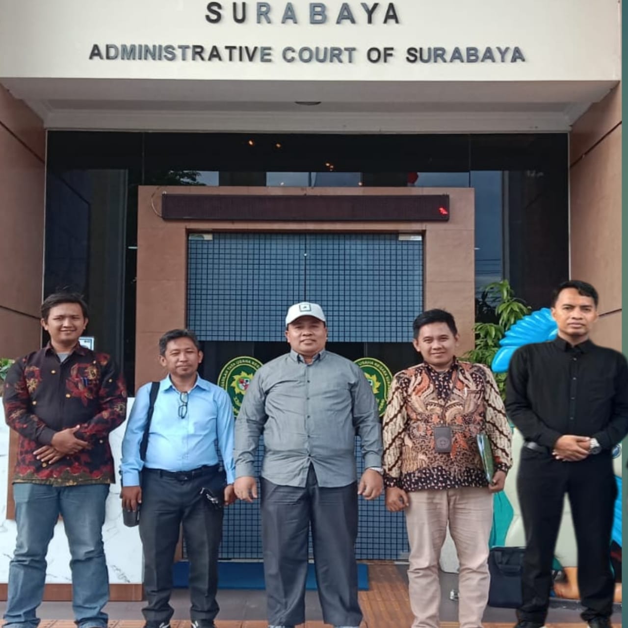 MENANG: Ketua Divisi Hukum & Pengawasan KPU Pamekasan Hanafi bersama tim hukum Muhammad Tohir, Ahmad Mukhlisin, Fauzan Ash Shidiqi Hidayatullah, dan Asrul Gunawan usai sidang keempat di PTUN Surabaya