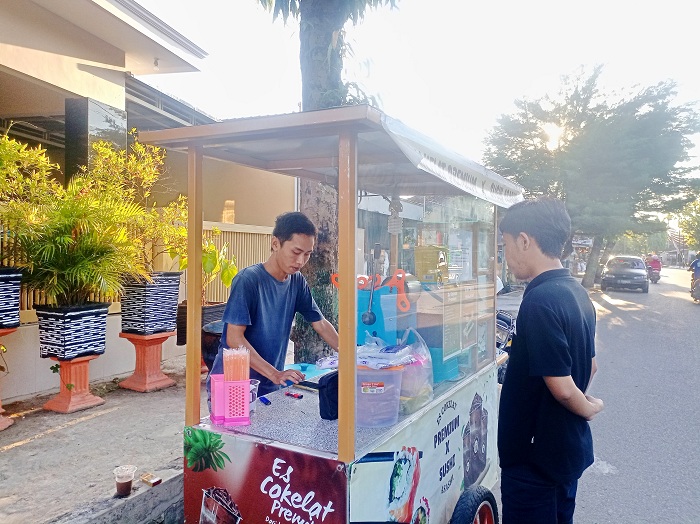 BERNIAGA: Pedagang UMKM berjualan di Jalan Jenderal Sudirman, Kelurahan Pajagalan, Kecamatan Kota Sumenep. (ERWIN MAULIDIN MM/JPRM)